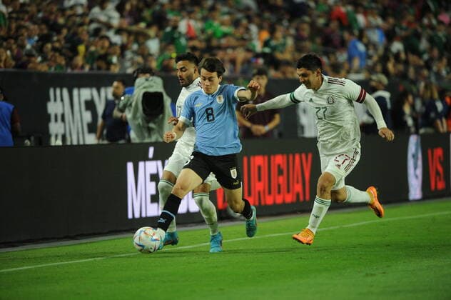 Julio Dominquez (L) and Erik Lira (R) of Mexico vie for the ball with Facundo Pellistri (c) of Uruguay during an International Friendly, Länderspiel, Nationalmannschaft soccer match between the national teams of Mexico and Uruguay at the Phoenix University stadium in Glendale, USA, 02 June 2022. Mexico vs. Uruguay !ACHTUNG: NUR REDAKTIONELLE NUTZUNG!  Copyright: xMaxxSimbronx USA8196 20220603-8802024acebc406d0a5f93cd15833ccb98c549e6