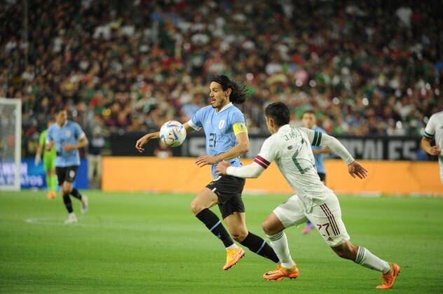 Edinson Cavani (C), of Uruguay, in action against Érik Lira (R), of Mexico, during an International Friendly, Länderspiel, Nationalmannschaft soccer match between the national teams of Mexico and Uruguay at the Phoenix University stadium in Glendale, USA, 02 June 2022. Mexico vs. Uruguay !ACHTUNG: NUR REDAKTIONELLE NUTZUNG!  Copyright: xMaxxSimbronx USA8202 20220603-be8c71a1c9434f8535546cde3e7ca8e5ef4a3aaf