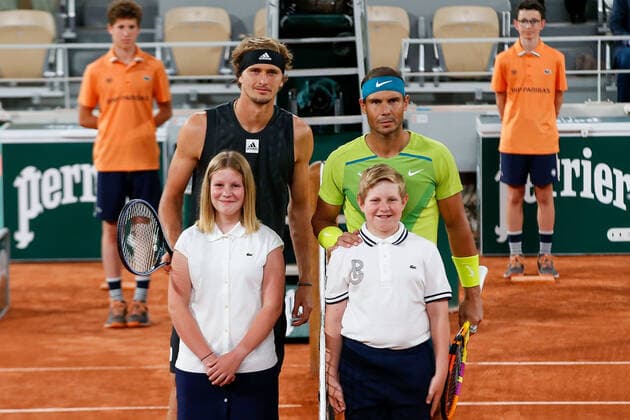 03.06.2022, Tennis, French Open 2022 Roland-Garros, FRA, Paris, Roland Garros Bild: v. li. Alexander Zverev (GER) und Rafael Nadal (ESP) vor dem Spiel Copyright: HMBxMedia AntonioxBorga
