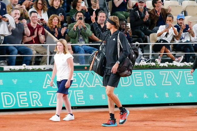 03.06.2022, Tennis, French Open 2022 Roland-Garros, FRA, Paris, Roland Garros Bild: v. li. Alexander Zverev (GER) auf dem weg Copyright: HMBxMedia AntonioxBorga