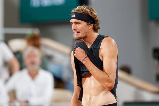 03.06.2022, Tennis, French Open 2022 Roland-Garros, FRA, Paris, Roland Garros Bild: v. li. Alexander Zverev (GER) nachdenklich Copyright: HMBxMedia AntonioxBorga