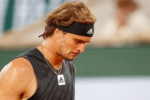 03.06.2022, Tennis, French Open 2022 Roland-Garros, FRA, Paris, Roland Garros Bild: v. li. Alexander Zverev (GER) enttaeuscht, enttaeuscht schauend, dissapointed, traurig, frustriert, frust, gefrustet Copyright: HMBxMedia AntonioxBorga
