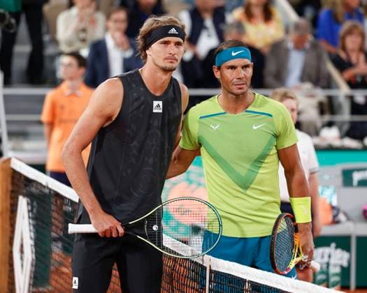 French Open 2022, Alexander Zverev und Rafael Nadal posen am Netz fuer ein Foto vor Spielbeginn Tennis - French Open 2022 - Grand Slam ATP, Tennis Herren WTA, Tennis Damen ITF - Roland Garros - Paris - - France - 3 June 2022. Copyright: xJuergenxHasenkopfx