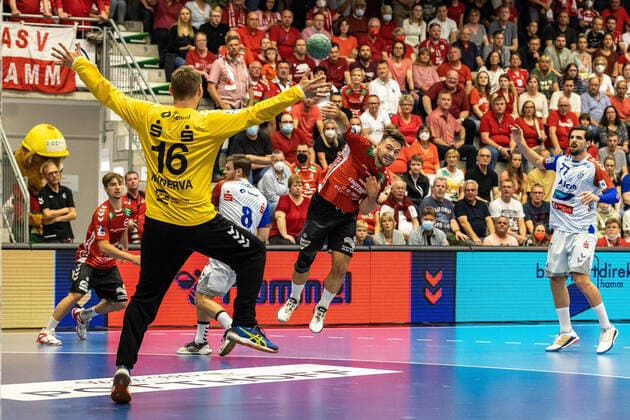Handball I Herren I Saison 2021-2022 I 2. HBL I 37. Spieltag I ASV Hamm-Westfalen - TV Großwallstadt I 03.06.2022 Jan-Steffen Minerva (16, TV Großwallstadt) im Tor Dani Baijens (77, ASV Hamm-Westfalen) Sprungwurf Hamm Westpress Arena NRW Deutschland
