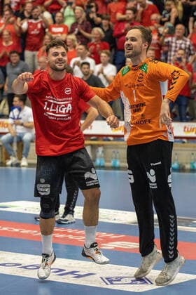Handball I Herren I Saison 2021-2022 I 2. HBL I 37. Spieltag I ASV Hamm-Westfalen - TV Großwallstadt I 03.06.2022 Dani Baijens (77, ASV Hamm-Westfalen) und Felix Storbeck (1, ASV Hamm-Westfalen) feiern den Aufstieg Hamm Westpress Arena NRW Deutschland