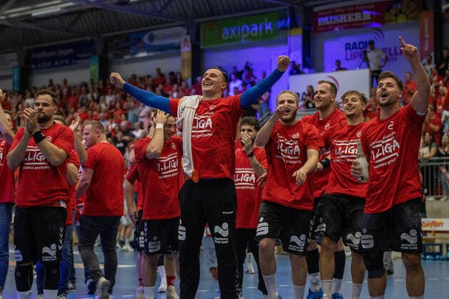 Handball I Herren I Saison 2021-2022 I 2. HBL I 37. Spieltag I ASV Hamm-Westfalen - TV Großwallstadt I 03.06.2022 Vladimir Bozic (21, ASV Hamm-Westfalen) feuert die Fans an, Mannschaft ASV Hamm-Westfalen Hamm Westpress Arena NRW Deutschland