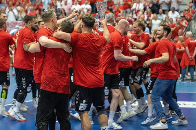 Handball I Herren I Saison 2021-2022 I 2. HBL I 37. Spieltag I ASV Hamm-Westfalen - TV Großwallstadt I 03.06.2022 Mannschaft ASV Hamm-Westfalen feiert den Aufstieg Hamm Westpress Arena NRW Deutschland