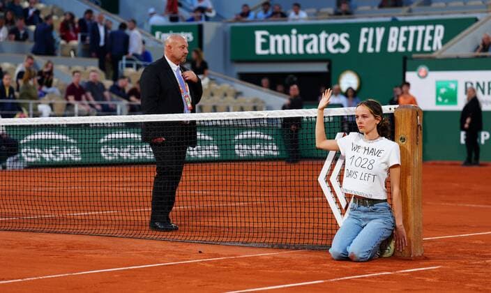 Mandatory Credit: Photo by Javier Garcia Shutterstock (12960013cw) A protestor ties herself to the net during the second semi final French Open Tennis, Day 13, Roland Garros, Paris, France - 03 Jun 2022 French Open Tennis, Day 13, Roland Garros, Paris, France - 03 Jun 2022  Copyright: xJavierxGarcia Shutterstockx 12960013cw