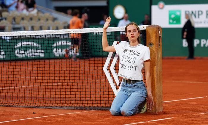 Sport Themen der Woche KW22 Sport Bilder des Tages Mandatory Credit: Photo by Javier Garcia Shutterstock (12960013cx) A protestor ties herself to the net during the second semi final French Open Tennis, Day 13, Roland Garros, Paris, France - 03 Jun 2022 French Open Tennis, Day 13, Roland Garros, Paris, France - 03 Jun 2022  Copyright: xJavierxGarcia Shutterstockx 12960013cx