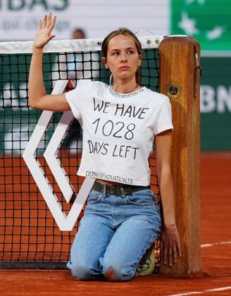 Mandatory Credit: Photo by Javier Garcia Shutterstock (12960013cv) A protestor ties herself to the net during the second semi final French Open Tennis, Day 13, Roland Garros, Paris, France - 03 Jun 2022 French Open Tennis, Day 13, Roland Garros, Paris, France - 03 Jun 2022  Copyright: xJavierxGarcia Shutterstockx 12960013cv