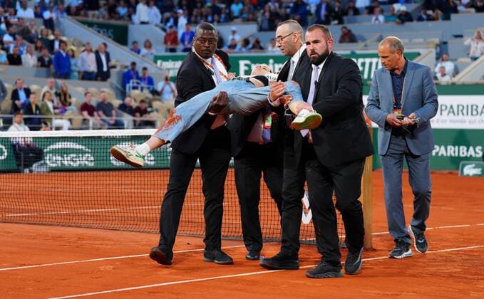 Mandatory Credit: Photo by Javier Garcia Shutterstock (12960013de) A protestor is carried away after tying herself to the net during the second semi final French Open Tennis, Day 13, Roland Garros, Paris, France - 03 Jun 2022 French Open Tennis, Day 13, Roland Garros, Paris, France - 03 Jun 2022  Copyright: xJavierxGarcia Shutterstockx 12960013de