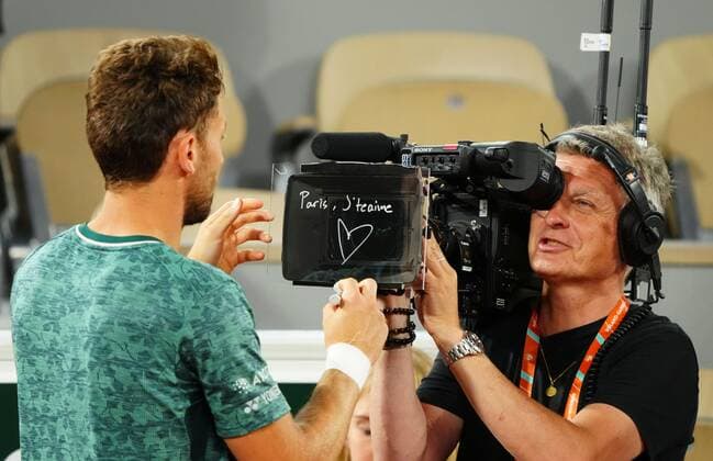 Mandatory Credit: Photo by Javier Garcia Shutterstock (12960013do) Casper Ruud writes, albeit incorrectly, Paris Je t aime (Paris I love you) on the TV camera after his semi final win French Open Tennis, Day 13, Roland Garros, Paris, France - 03 Jun 2022 French Open Tennis, Day 13, Roland Garros, Paris, France - 03 Jun 2022 Copyright: xJavierxGarcia Shutterstockx 12960013do