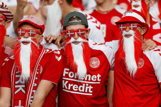 Sport Themen der Woche KW22 Parc des Princes, Paris 03. Juni 2022 UEFA Nations League Frankreich - Dänemark v.l., Dänemark Fans,Stimmung, Schals, Trikots, Emotionen *** Parc des Princes, Paris 03 June 2022 UEFA Nations League France Denmark v l , Denmark fans,atmosphere, scarves, jerseys, emotions Copyright: AntonioxBorga