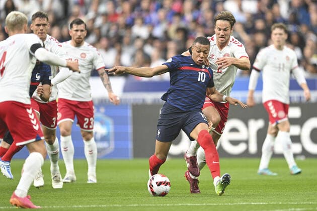 Kylian Mbappe (France) vs Joachin Andersen (Danemark) FOOTBALL : France vs Danemark - Ligue des Nations - 03 06 2022 JBAutissier Panoramic 