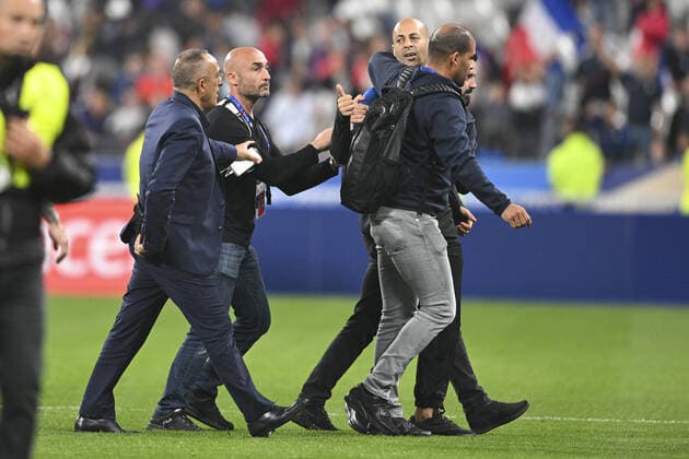 intrusion d un supporter sur le terrain en fin de match escorte par Head of security for the French team Mohamed Sanhadji FOOTBALL : France vs Danemark - Ligue des Nations - 03 06 2022 JBAutissier Panoramic 