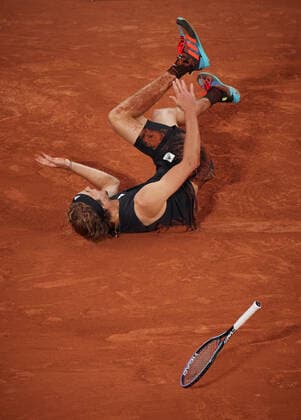 (220604) -- PARIS, June 4, 2022 -- Alexander Zverev falls injured on court during the men s singles semifinal match between Alexander Zverev of Germany and Rafael Nadal of Spain at the French Open tennis tournament at Roland Garros in Paris, France, June 3, 2022. ) (SP)FRANCE-PARIS-TENNIS-ROLAND GARROS-FRENCH OPEN-MEN S SINGLES SEMIFINAL MengxDingbo 