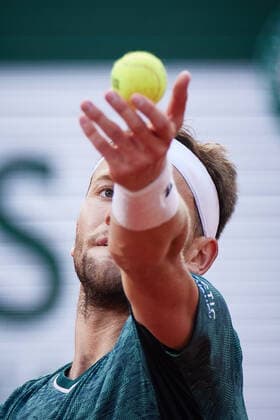 (220604) -- PARIS, June 4, 2022 -- Casper Ruud of Norway serves during the men s singles semifinal against Marin Cilic of Croatia at the French Open tennis tournament at Roland Garros in Paris, France, June 3, 2022. ) (SP)FRANCE-PARIS-TENNIS-ROLAND GARROS-FRENCH OPEN-MEN S SINGLES SEMIFINAL MengxDingbo 