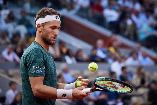 (220604) -- PARIS, June 4, 2022 -- Casper Ruud of Norway reacts during the men s singles semifinal against Marin Cilic of Croatia at the French Open tennis tournament at Roland Garros in Paris, France, June 3, 2022. ) (SP)FRANCE-PARIS-TENNIS-ROLAND GARROS-FRENCH OPEN-MEN S SINGLES SEMIFINAL MengxDingbo 