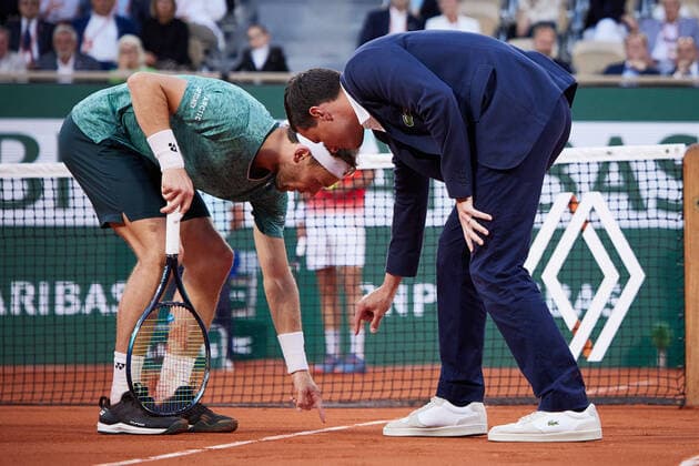 (220604) -- PARIS, June 4, 2022 -- Casper Ruud (L) of Norway speaks with the referee during the men s singles semifinal against Marin Cilic of Croatia at the French Open tennis tournament at Roland Garros in Paris, France, June 3, 2022. ) (SP)FRANCE-PARIS-TENNIS-ROLAND GARROS-FRENCH OPEN-MEN S SINGLES SEMIFINAL MengxDingbo 