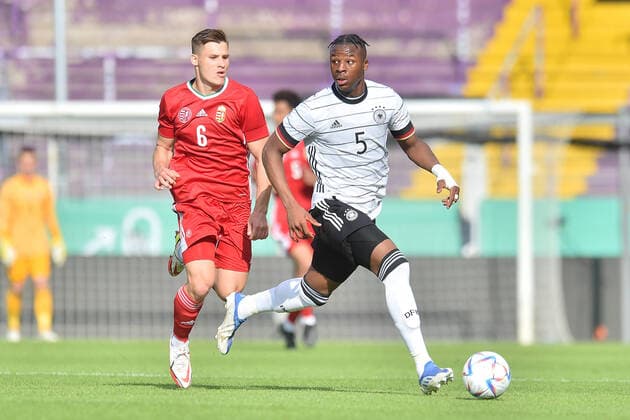 Fußball - DFB U21, U 21 Länderspiel - Deutschland - Ungarn am 03.06.2022 an der Bremer Brücke in Osnabrück Mihaly Kata (Ungarn) im Zweikampf gegen Armel Bella Kotchap (Deutschland VfL Bochum)
