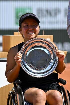 Yui Kamiji (Jpn) posant avec le trophee de la finaliste TENNIS : Roland Garros 2022 - Finale Fauteuil - 04 06 2022 JBAutissier Panoramic 