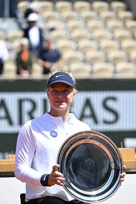Diede De Groot (ned) posant avec le trophee de la vainqueur TENNIS : Roland Garros 2022 - Finale Fauteuil - 04 06 2022 JBAutissier Panoramic 