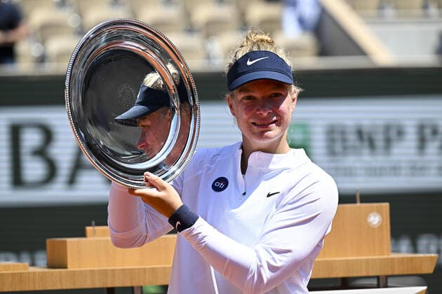 Diede De Groot (ned) posant avec le trophee de la vainqueur TENNIS : Roland Garros 2022 - Finale Fauteuil - 04 06 2022 JBAutissier Panoramic 