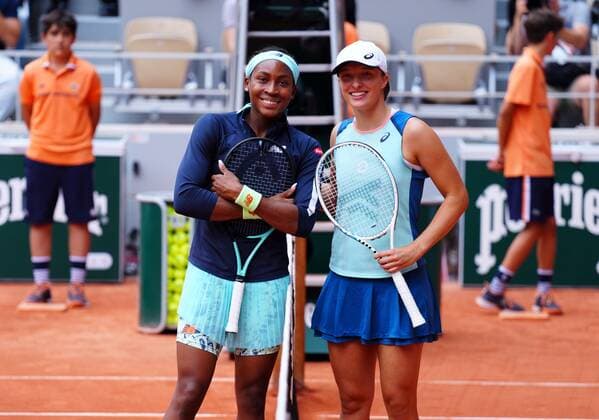 Mandatory Credit: Photo by Javier Garcia Shutterstock (12960014h) Coco Gauff and Iga Swiatek pose for the pre match photo French Open Tennis, Day 14, Roland Garros, Paris, France - 04 Jun 2022 French Open Tennis, Day 14, Roland Garros, Paris, France - 04 Jun 2022  Copyright: xJavierxGarcia Shutterstockx 12960014h
