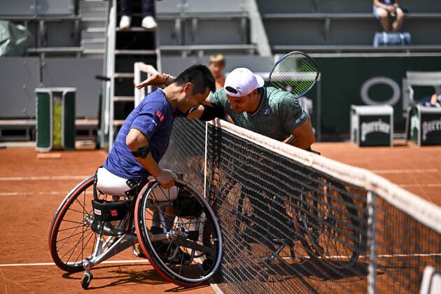 joie de Shingo Kunieda (jpn) dans les bras de Gustavo Fernandez (arg) TENNIS : Roland Garros 2022 - Finale Fauteuil - 04 06 2022 JBAutissier Panoramic 