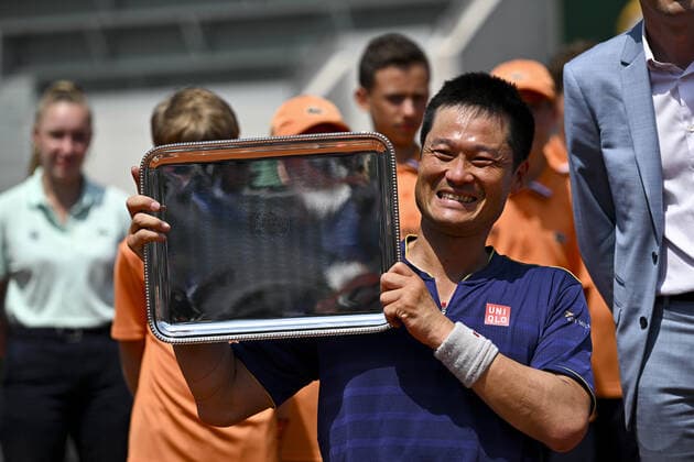 joie de Shingo Kunieda (jpn) posant avec le trophee du vainqueur TENNIS : Roland Garros 2022 - Finale Fauteuil - 04 06 2022 JBAutissier Panoramic 