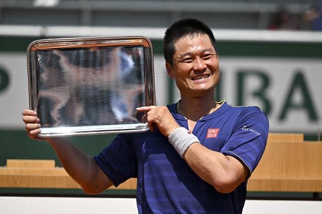 Shingo Kunieda (jpn) nposant avec le trophee du vainqueur TENNIS : Roland Garros 2022 - Finale Fauteuil - 04 06 2022 JBAutissier Panoramic 