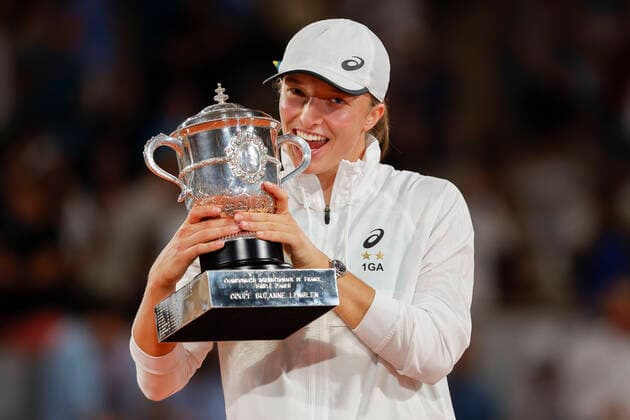 French Open 2022, Iga Swiatek mit Pokal, Trophäe, Siegerehrung, Praesentation Tennis - French Open 2022 - Grand Slam ATP, Tennis Herren WTA, Tennis Damen ITF - Roland Garros - Paris - - France - 4 June 2022. Copyright: xJuergenxHasenkopfx