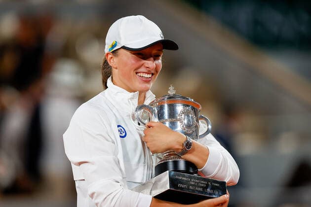 04.06.2022, Tennis, French Open 2022 Roland-Garros Finale Damen Einzel Iga Swiatek (POL) - Coco Gauff (USA), FRA, Paris, Roland Garros Bild: v. li. Iga Swiatek (POL) mit Pokal Copyright: HMBxMedia AntonioxBorga