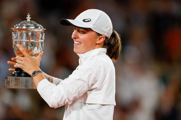 04.06.2022, Tennis, French Open 2022 Roland-Garros Finale Damen Einzel Iga Swiatek (POL) - Coco Gauff (USA), FRA, Paris, Roland Garros Bild: v. li. Iga Swiatek (POL) mit Pokal Copyright: HMBxMedia AntonioxBorga
