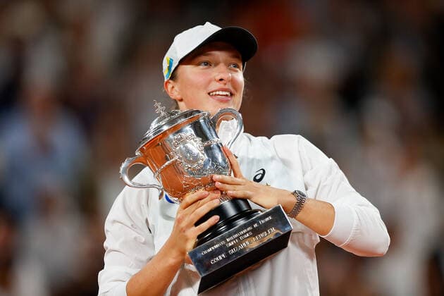 04.06.2022, Tennis, French Open 2022 Roland-Garros Finale Damen Einzel Iga Swiatek (POL) - Coco Gauff (USA), FRA, Paris, Roland Garros Bild: v. li. Iga Swiatek (POL) mit Pokal Copyright: HMBxMedia AntonioxBorga