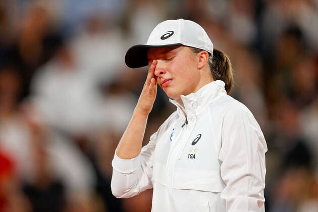 04.06.2022, Tennis, French Open 2022 Roland-Garros Finale Damen Einzel Iga Swiatek (POL) - Coco Gauff (USA), FRA, Paris, Roland Garros Bild: v. li. Iga Swiatek (POL) mit Pokal, weint Copyright: HMBxMedia AntonioxBorga