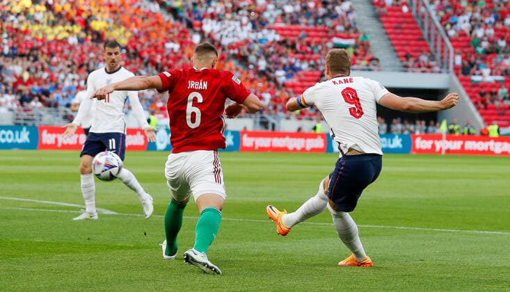Fußball, Nations League, England - Ungarn Hungary v England UEFA Nations League Harry Kane of England has a shot during the UEFA Nations League match between England and Hungary at the Puskas Stadium, Budapest Content Not Available For UK Newspapers Copyright: xPaulxChestertonx FIL-16979-0051 UK Newspapers OUT