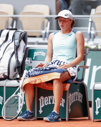 French Open 2022, Iga Swiatek sitzt auf dem Stuhl und macht Atemuebungen Tennis - French Open 2022 - Grand Slam ATP, Tennis Herren WTA, Tennis Damen ITF - Roland Garros - Paris - - France - 4 June 2022. Copyright: xJuergenxHasenkopfx