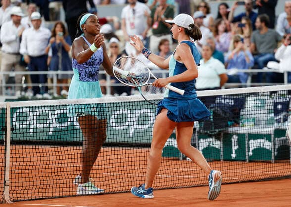 French Open 2022, Coco Gauff gratuliert der Siegerin Iga Swiatek, Jubel, Freude, Emotion Tennis - French Open 2022 - Grand Slam ATP, Tennis Herren WTA, Tennis Damen ITF - Roland Garros - Paris - - France - 4 June 2022. Copyright: xJuergenxHasenkopfx