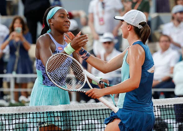 French Open 2022, Coco Gauff gratuliert der Siegerin Iga Swiatek, Jubel, Freude, Emotion Tennis - French Open 2022 - Grand Slam ATP, Tennis Herren WTA, Tennis Damen ITF - Roland Garros - Paris - - France - 4 June 2022. Copyright: xJuergenxHasenkopfx