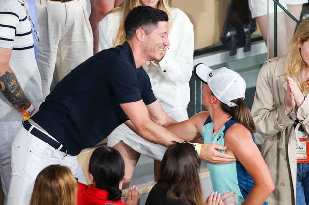 Sport Bilder des Tages 2022 French Open Women s Final The football player Robert Lewandowski greeting Iga Swiatek after her win against Coco Gauff on Philipe Chatrier court in the 2022 French Open women s final. PARIS France  Copyright: xIbrahimxEzzatx originalFilename:ezzat-notitle220604_npmAa.jpg