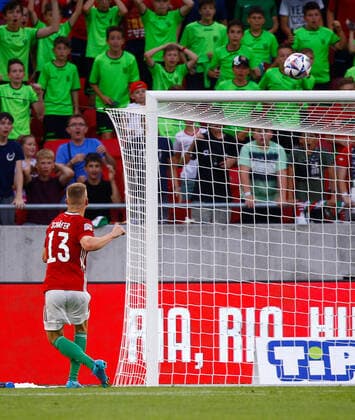Sport Bilder des Tages Hungary v England UEFA Nations League Andras Schafer of Hungary goes close with a shot during the UEFA Nations League match between England and Hungary at the Puskas Stadium, Budapest Content Not Available For UK Newspapers Copyright: xPaulxChestertonx FIL-16979-0191 UK Newspapers OUT