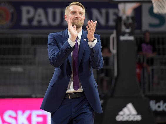 Sport Bilder des Tages 04.06.2022, xemx, Basketball BBL- Playoffs Halbfinale Spiel 3, FC Bayern Muenchen Basketball - Telekom Baskets Bonn emspor, v.l. Mannschaft, Spieler, jubeln nach Spielende, celebrate at the end of the match Cheftrainer Tuomas Iisalo (Telekom Baskets Bonn) Muenchen *** 04 06 2022, xemx, basketball BBL playoffs semifinals game 3, FC Bayern Muenchen basketball Telekom Baskets Bonn emspor, v l team, players, cheer at the end of the match, celebrate at the end of the match head coach Tuomas Iisalo Telekom Baskets Bonn Muenchen