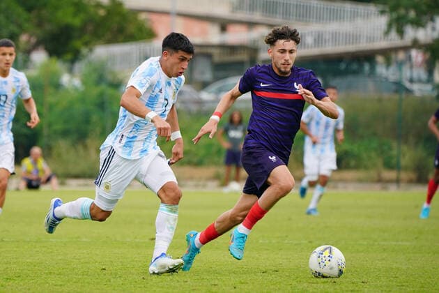 Adil Aouchiche (France) - Mateo Sanabria (Argentine) FOOTBALL : France U20 vs Argentine U20 - Tournoi Maurice Revello - Aubagne - 04 06 2022 NorbertScanella Panoramic 