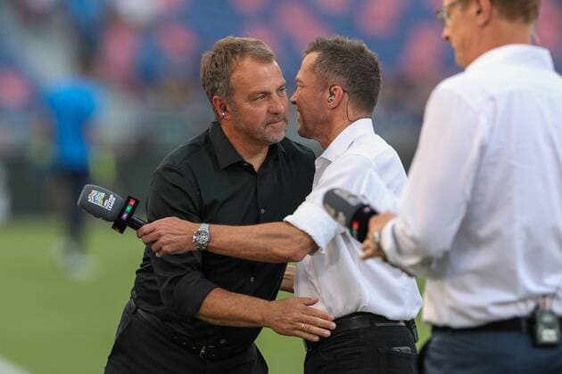 l-r: Bundestrainer Hansi Flick (Deutschland) begruesst Fussballexperte Lothar Matthaeus, Italien vs. Deutschland, UEFA, Nations League, Fussball, 04.06.2022 Bologna Emilia-Romagna Italien