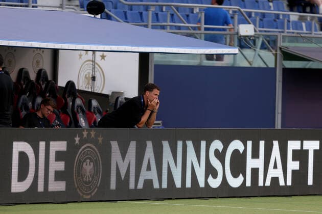 04.06.2022, Bologna, Italien, Renato Dall Ara , Italien vs. Deutschland - UEFA Nations League - League Path A Group 2, Manager Oliver Bierhof(Germany) gestikuliert, gestik mit dem Logo Die Mannschaft (Foto H. Langer) Bologna Renato Dall Ara Emilia-Romagna Italien