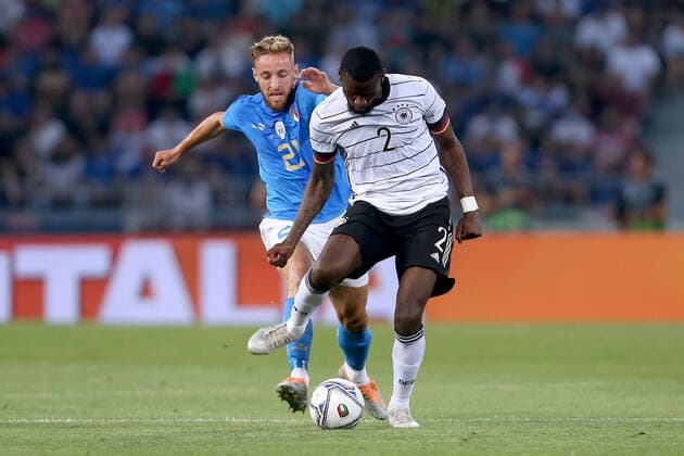 04.06.2022, Bologna, Italien, Renato Dall Ara , Italien vs. Deutschland - UEFA Nations League - League Path A Group 2, Davide Frattesi (Italy) und Antonio Ruediger (Germany) im Zweikampf (Foto H. Langer) Bologna Renato Dall Ara Emilia-Romagna Italien