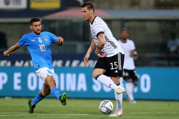 04.06.2022, Bologna, Italien, Renato Dall Ara , Italien vs. Deutschland - UEFA Nations League - League Path A Group 2, Lorenzo Pellegrini (Italy) und Niklas Suele (Germany) im Zweikampf (Foto H. Langer) Bologna Renato Dall Ara Emilia-Romagna Italien