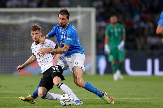 04.06.2022, Bologna, Italien, Renato Dall Ara , Italien vs. Deutschland - UEFA Nations League - League Path A Group 2, Timo Werner (Germany) und Francesco Acerbi (Italy) im Zweikampf (Foto H. Langer) Bologna Renato Dall Ara Emilia-Romagna Italien
