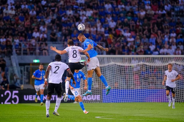 Gianluca Scamacca (Italien, 9) im Kopfballduell mit Leon Goretzka (Deutschland, 8), ITA, Italien vs. Deutschland, Fussball, Uefa Nations League, 1. Spieltag, Saison 2022, 04.06.2022, ITA, Italien vs. Deutschland, Fussball, Nations League, 1. Spieltag, Saison 2022, 04.06.2022 Bologna Copyright: xEibner-Pressefotox EP_EER